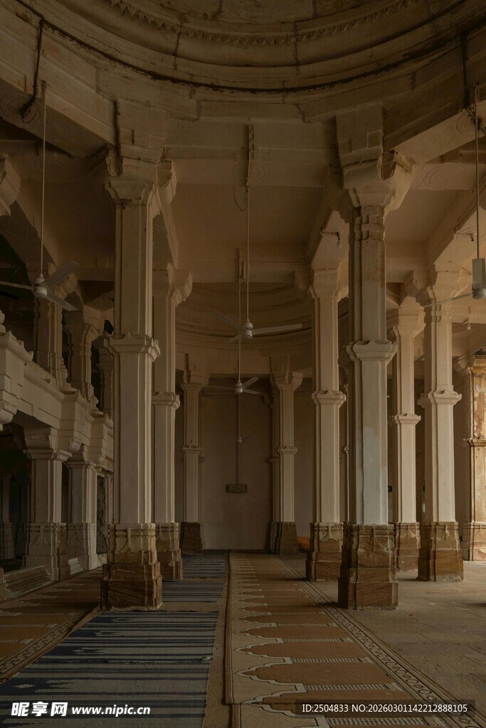 古老建筑内部的壮观景象