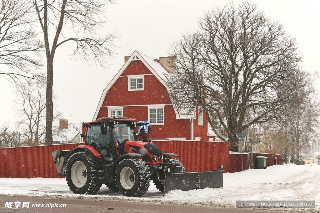 冬日农舍旁的红色拖 机