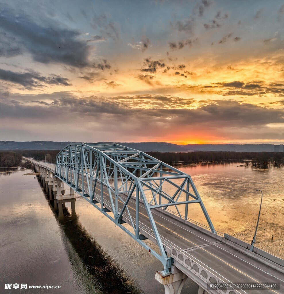 夕阳下的跨河大桥美景