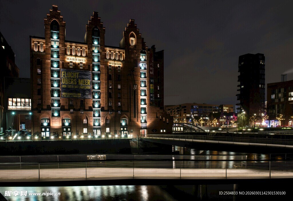 夜晚河畔璀璨的欧式建筑