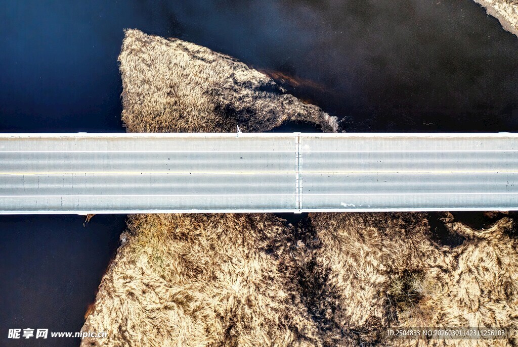 俯瞰桥梁与岸边岩石