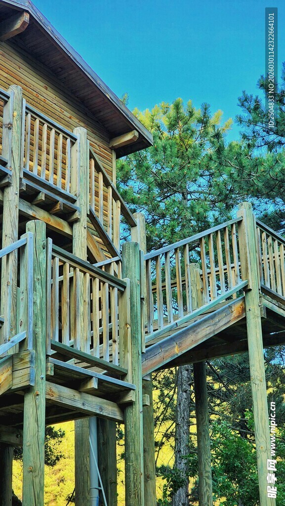 木质双层户外小屋美景