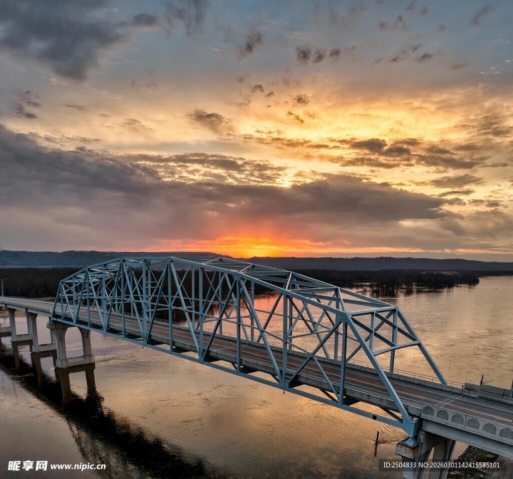 夕阳下的美丽桥梁景观