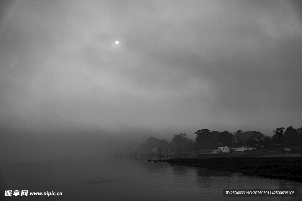 雾中湖畔朦胧景致