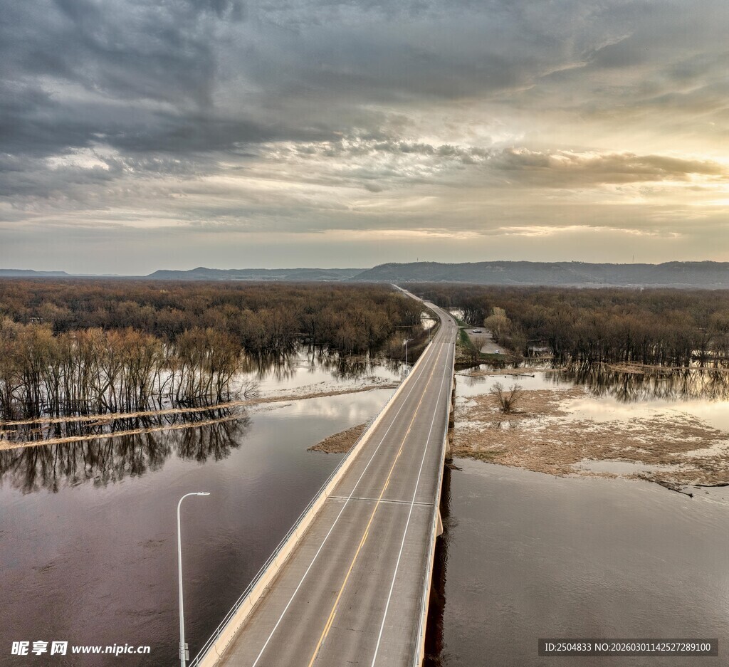 夕阳下的长桥与广阔水域