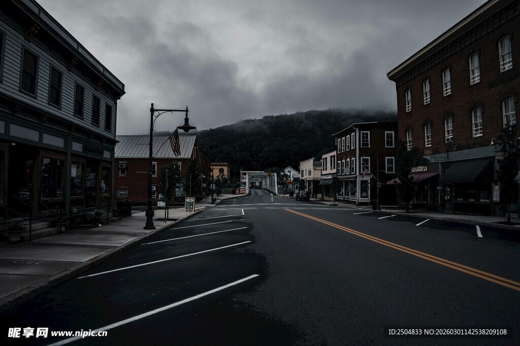  沉天色下的静谧街道