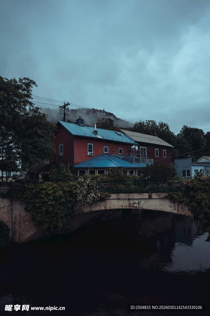 雨中河畔的多彩小屋