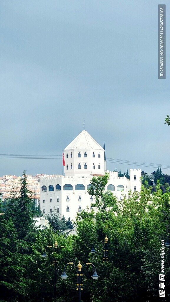 绿树环绕的白色建筑群