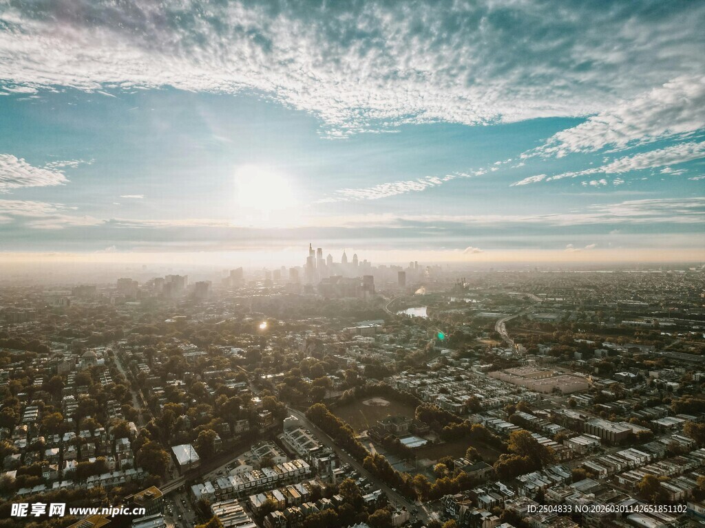 城市全景 阳光照耀天际线