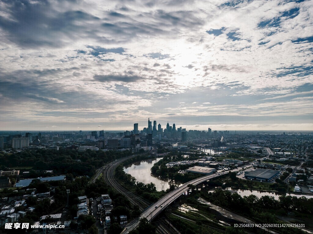 城市天际线与交错公路景观