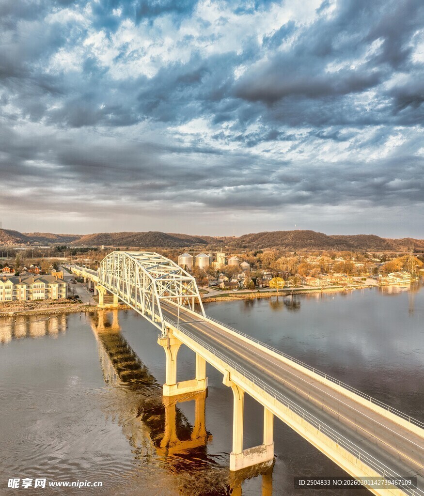 跨江大桥风景如画