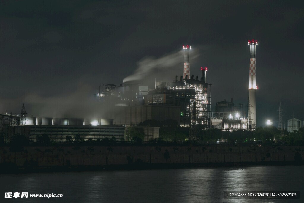 夜晚的工厂灯火与烟囱