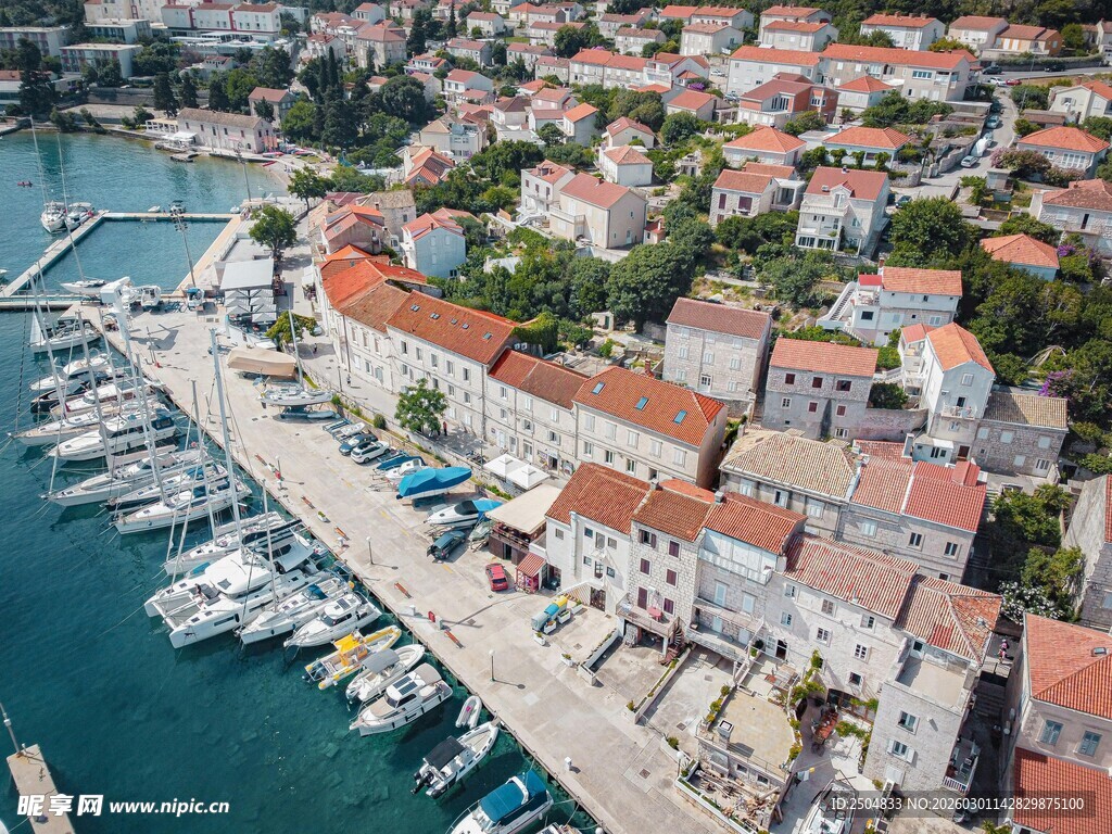 海滨小镇港口俯瞰美景