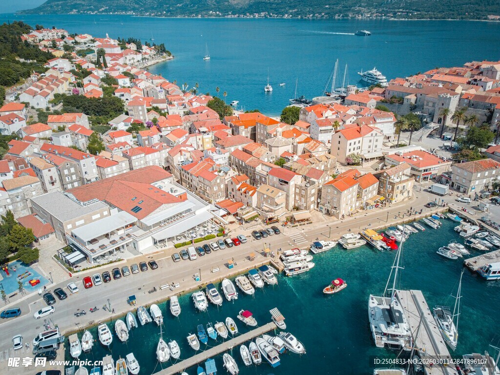 海滨小镇多彩建筑与码头