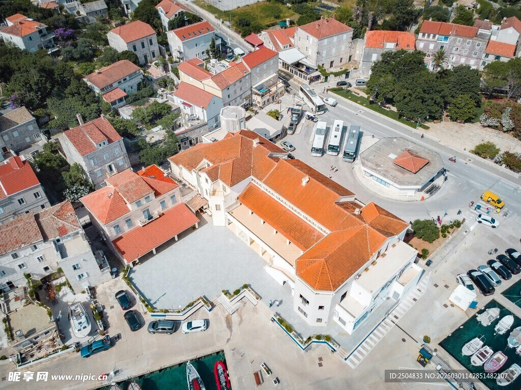 俯瞰红顶白墙的小镇建筑