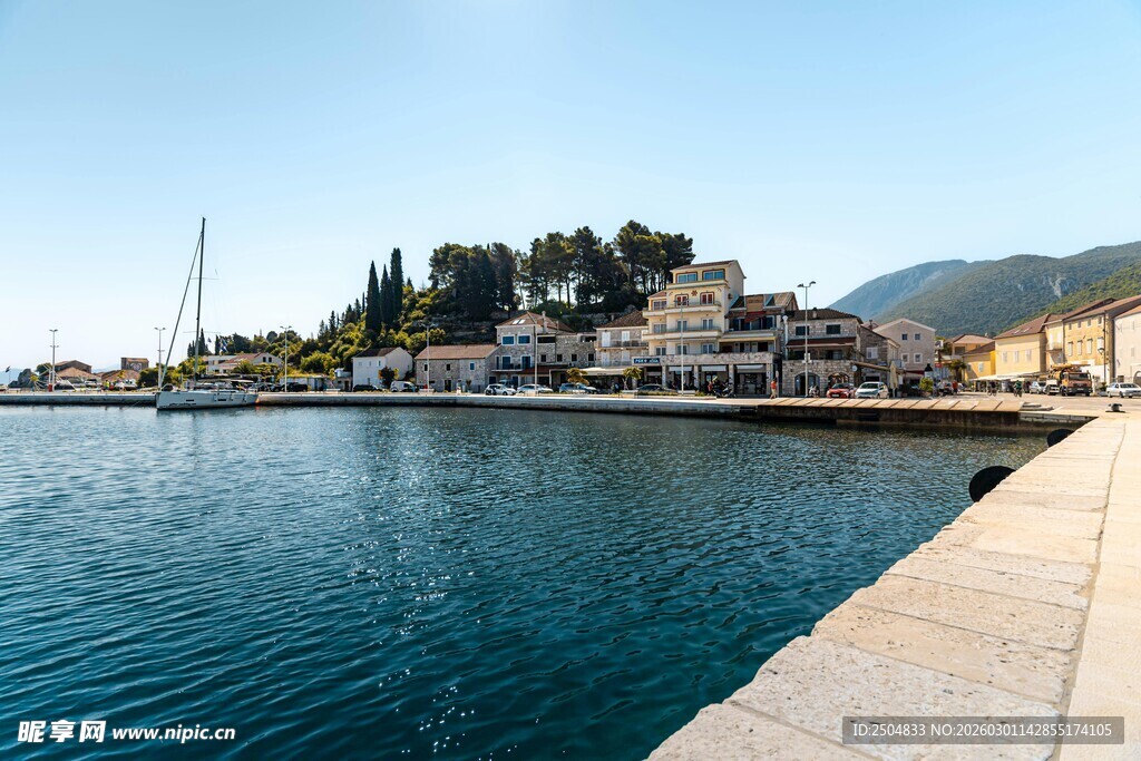 海滨小镇的宁静水岸风光