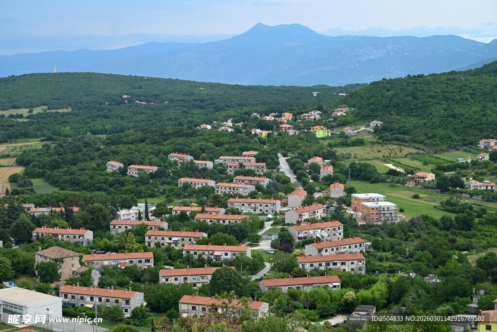 山间多彩村落俯瞰景