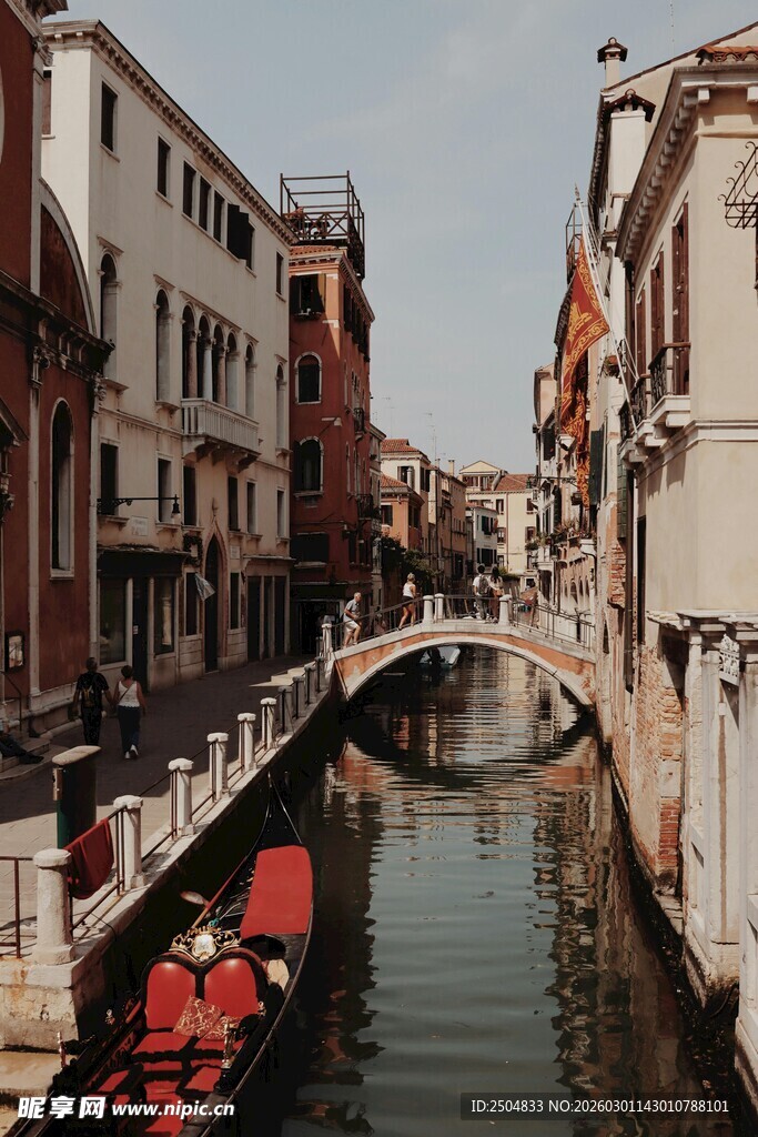 威尼斯运河上的古朴石桥