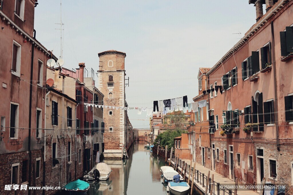 威尼斯水道旁的古老建筑