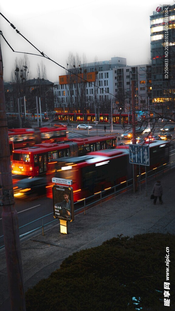 城市夜幕下的热闹公交站点