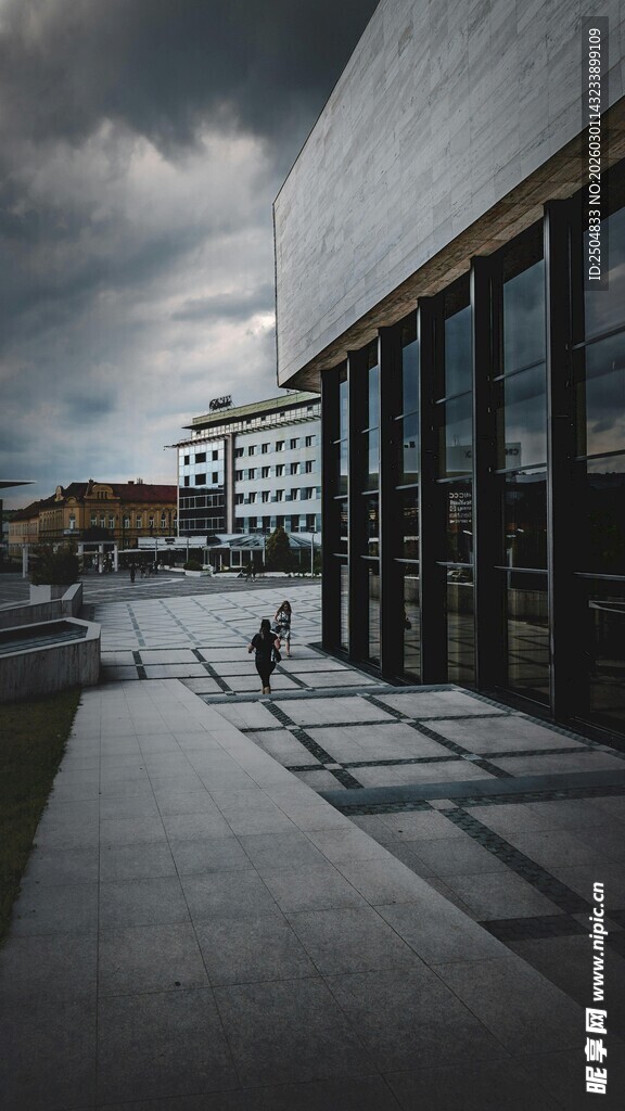 城市广场上的孤独骑行者