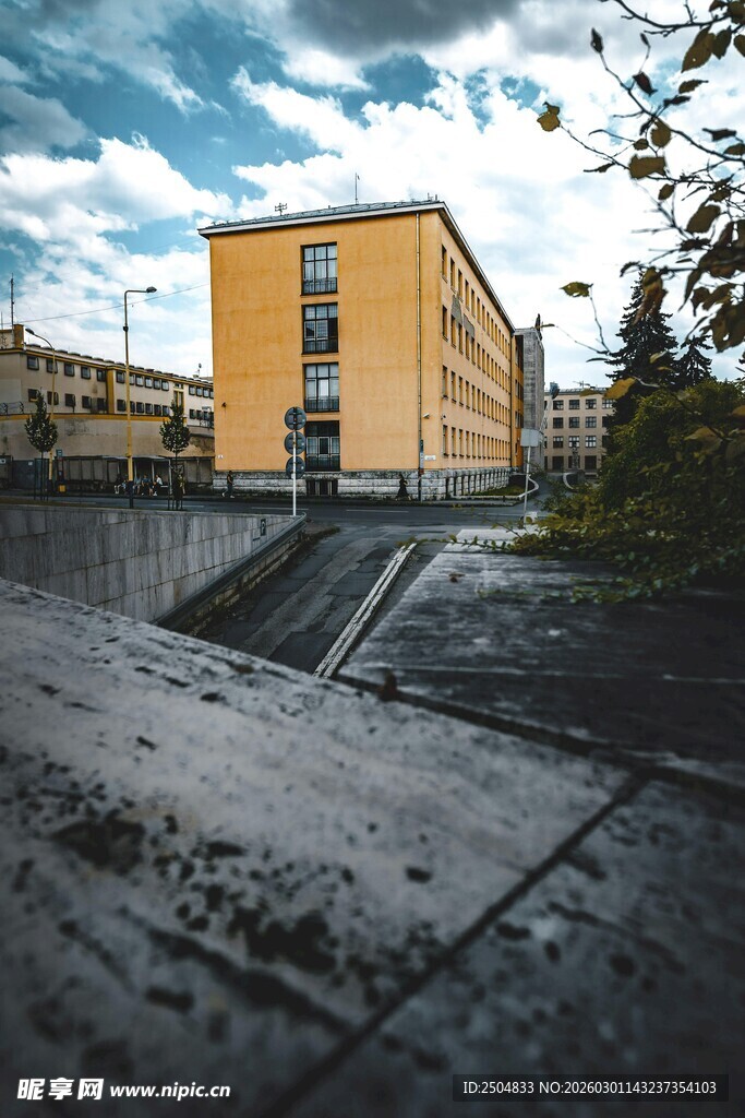 雨后的黄色建筑与空旷场地