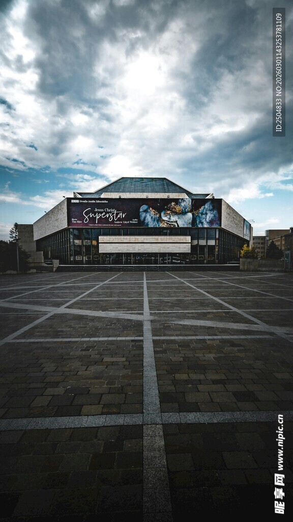 空旷停车场与 沉天空