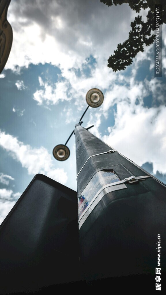 仰视下的高耸建筑与天空
