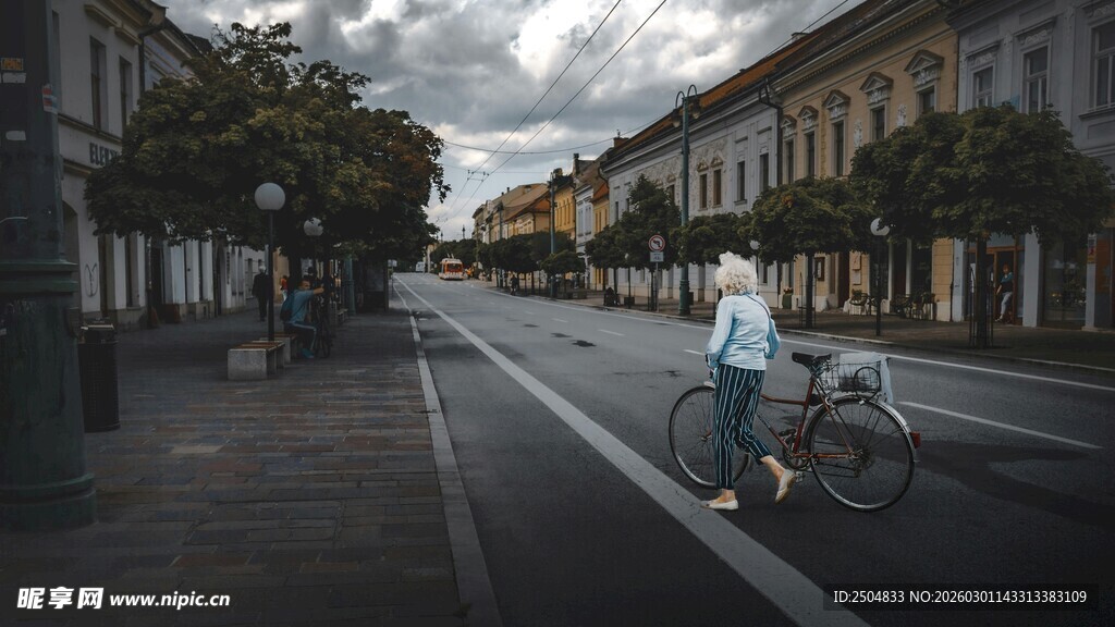 街道上的骑行者与城市风景