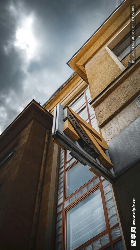 老旧建筑外的金属楼梯