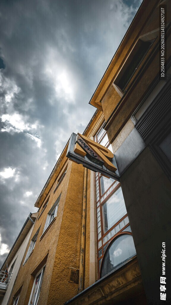 仰视下的古朴建筑一角