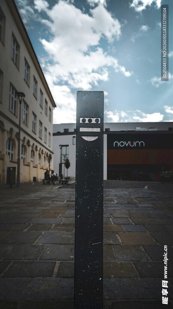 户外街道旁的标识牌