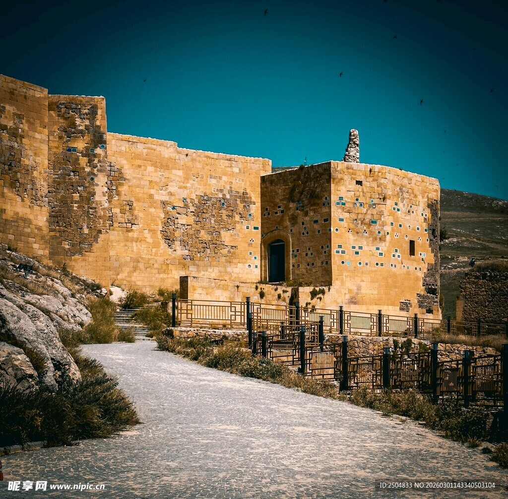 古老城堡旁的蜿蜒小路