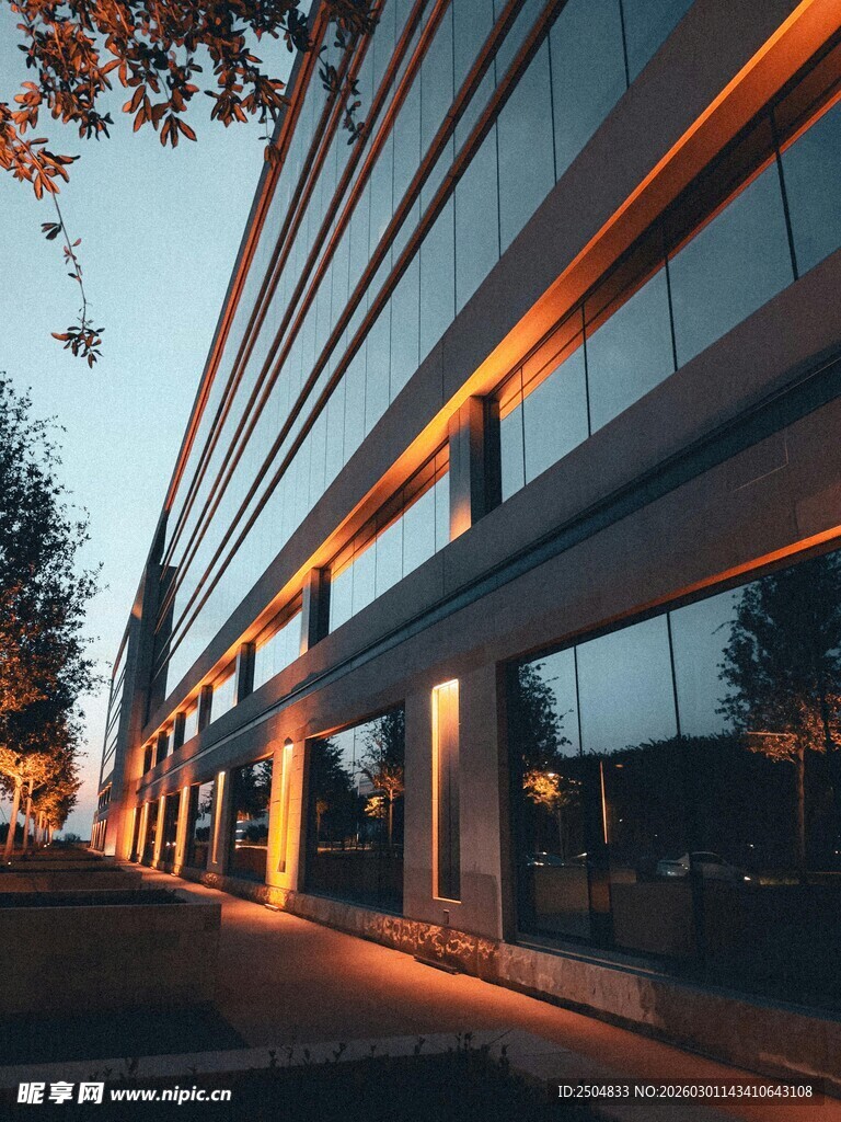 黄昏下的现代玻璃建筑