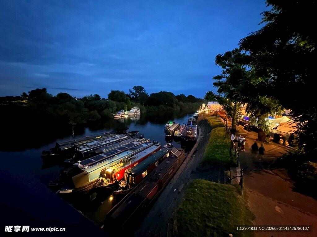 河畔夜景 灯火璀璨的市集