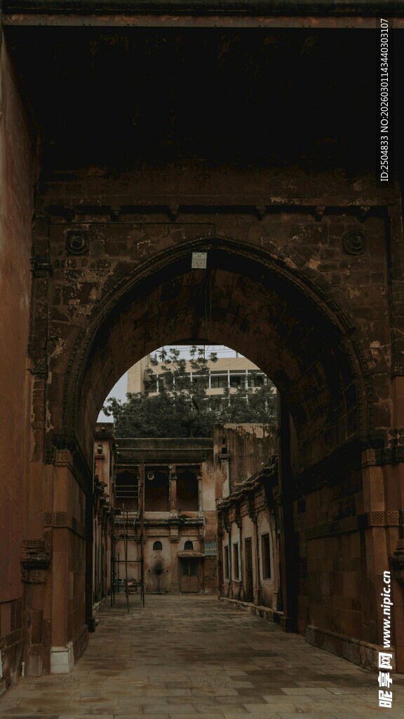 古老拱形门洞下的景致