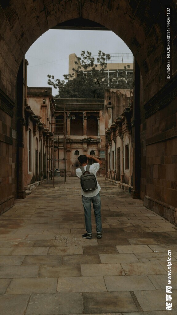 古巷中独行的身影