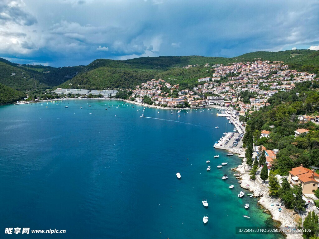 美丽海滨小镇的迷人风光