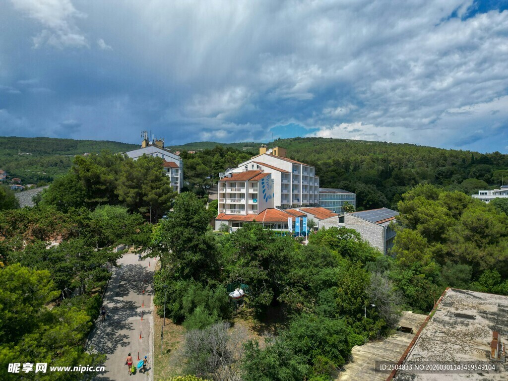 山间绿树环绕的多彩建筑