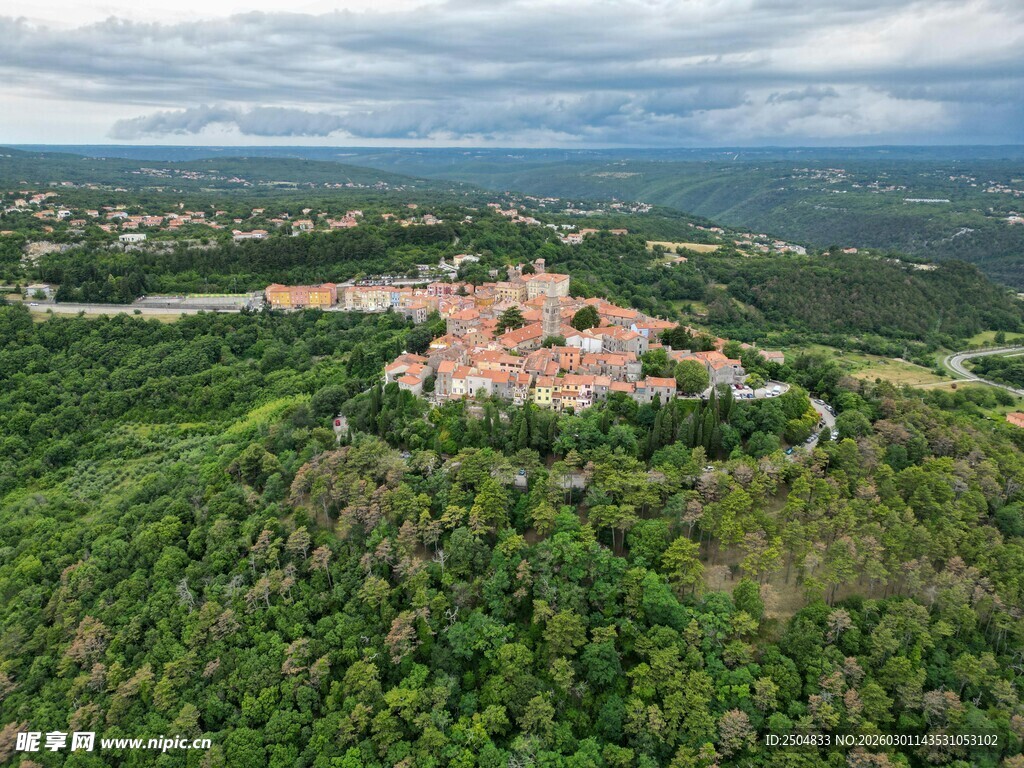 俯瞰山林中的建筑群