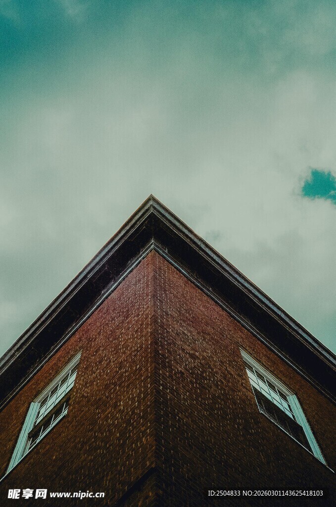 红砖建筑顶部与蓝天白云