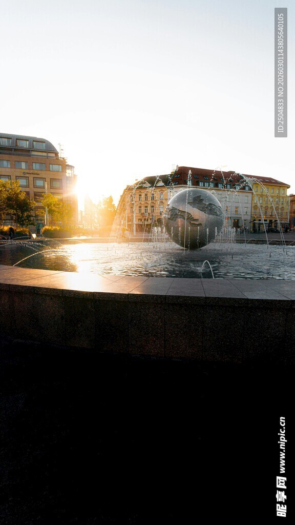 城市喷泉在夕阳下的美景