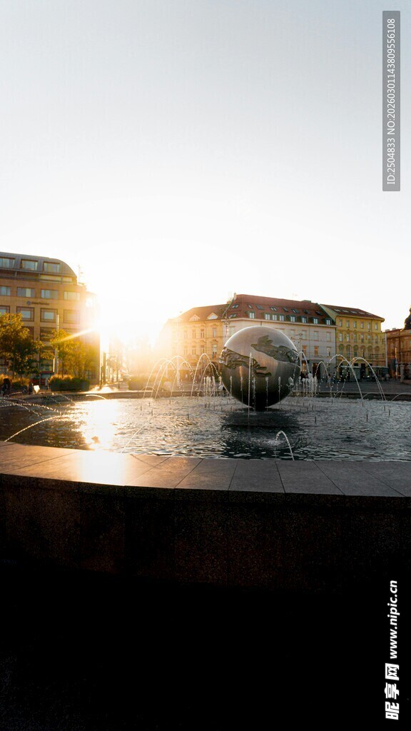 夕阳下的城市水景