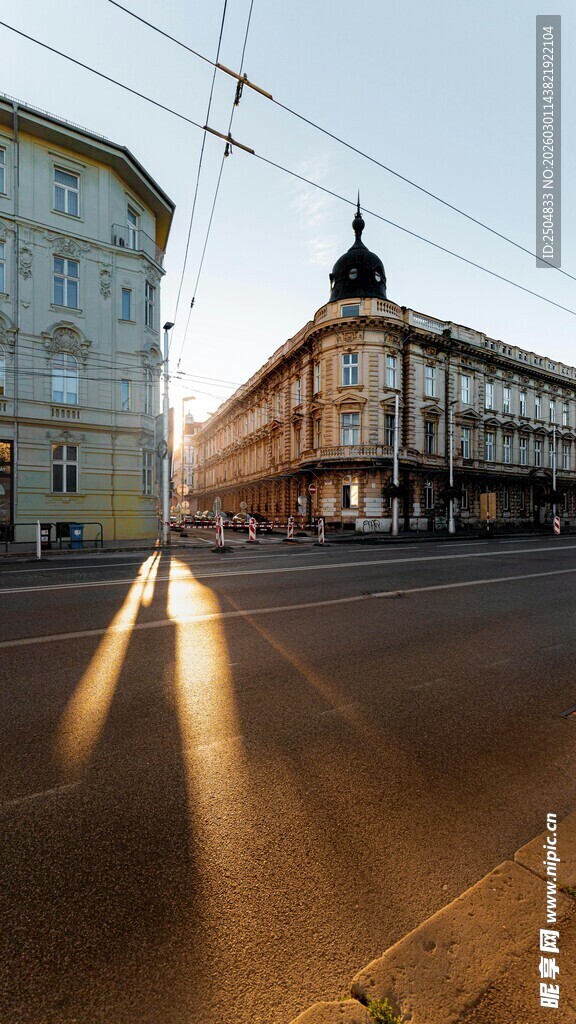 城市街道的清晨光影时刻