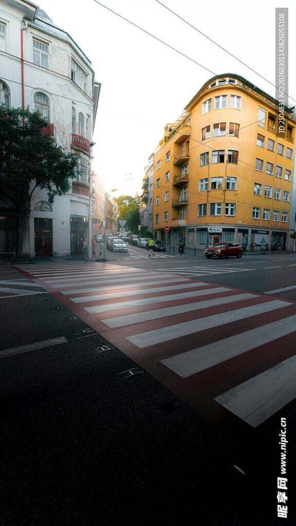 城市街角的多彩建筑