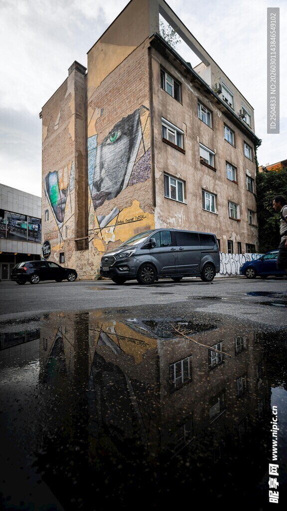 雨后城市建筑与倒影