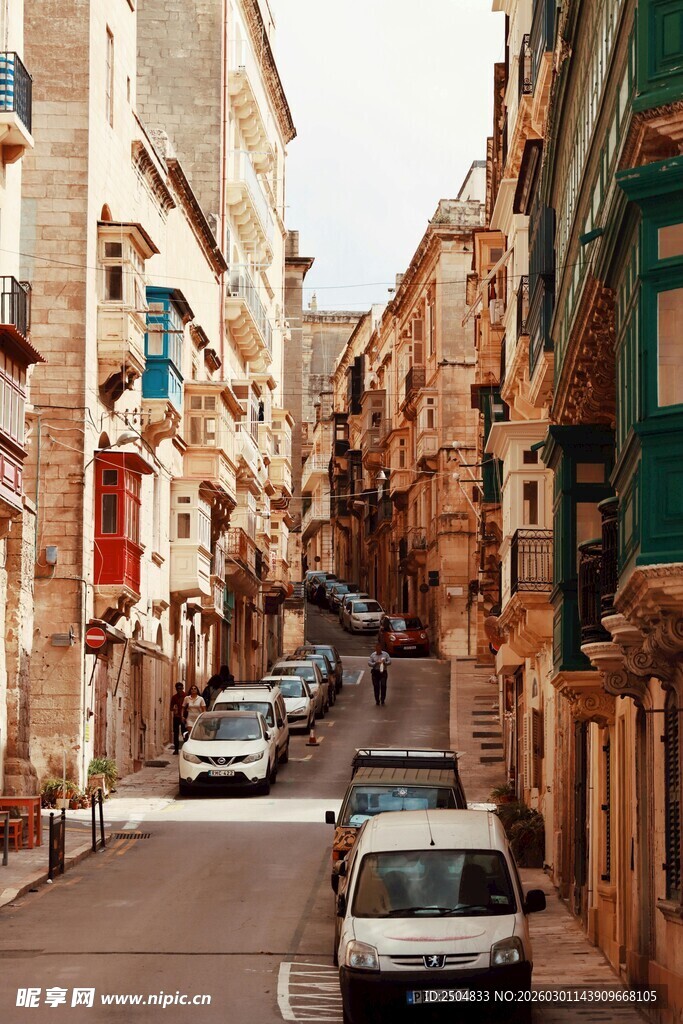 狭窄街道上的停放车辆