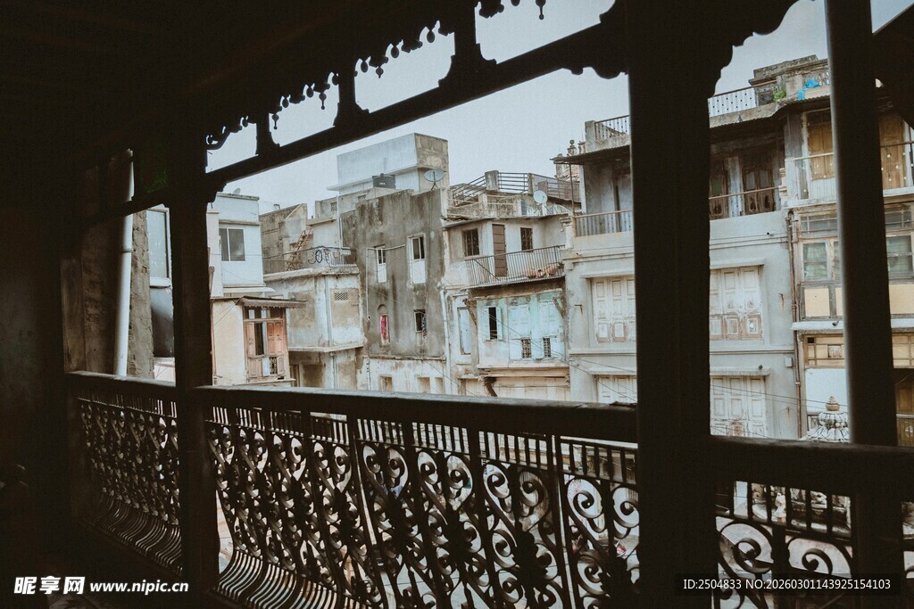 透过雕花栏杆看传统建筑