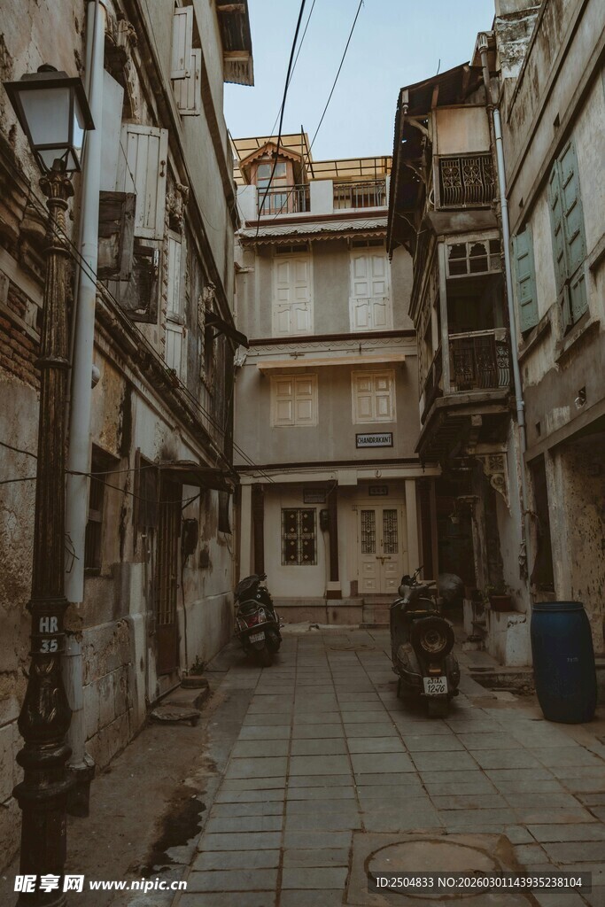 古老街巷中的静谧建筑