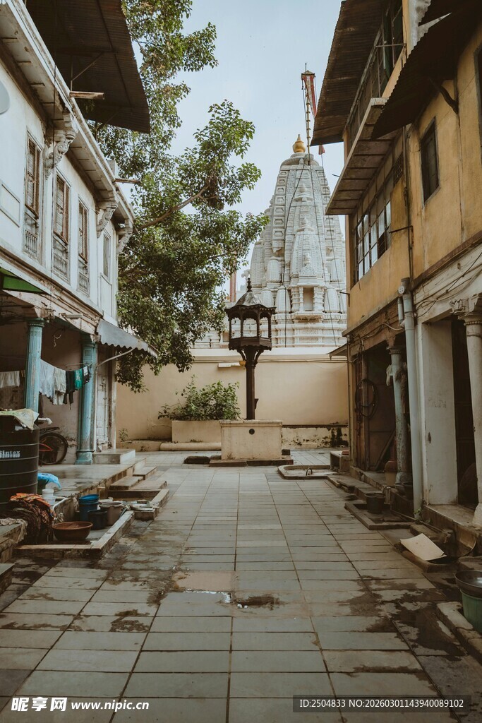 老旧街道的静谧景象